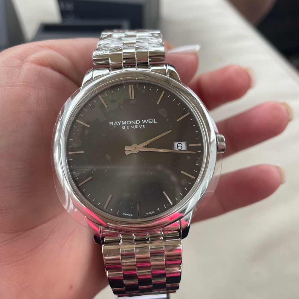 Raymond Weils Men’s watch brand new in box
Stainless steel round case, 42mm
